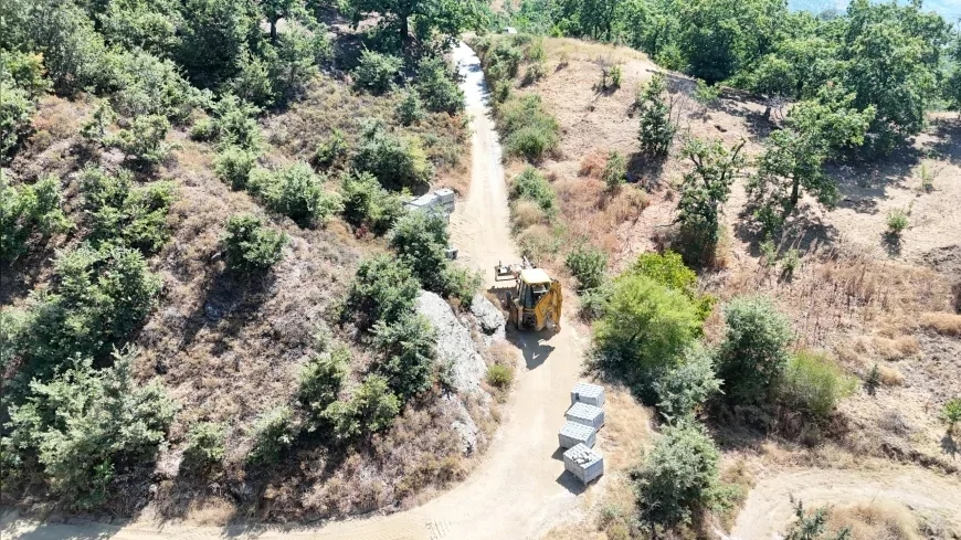 Nazilli Belediyesi Apaklar’da yıllardır toprak yol olarak kullanılan güzergâhı parke taşlarıyla yeniliyor