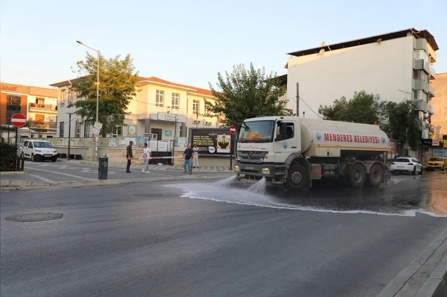 Menderes Belediyesi caddelerde temizlik seferberliği başlattı, yollar baştan sona yıkanarak temizlendi