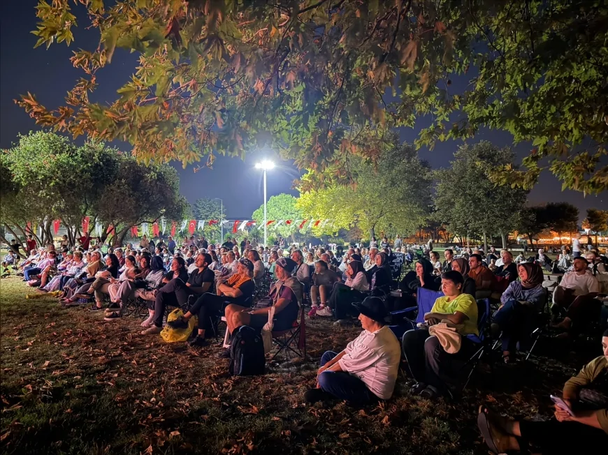 Yalova’da “Açıklayabilirim Aşkım” komedisi açık havada tiyatroseverlerle buluşarak yoğun ilgi gördü