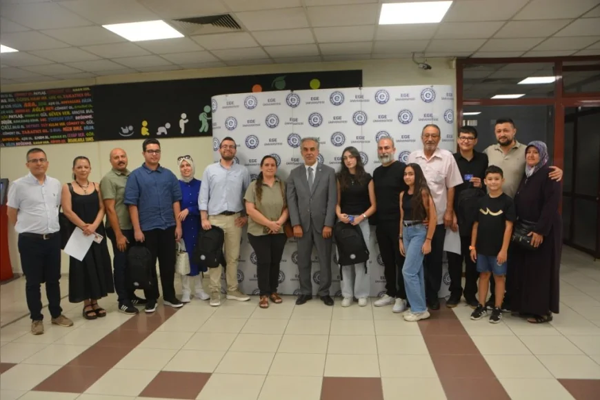 Ege Üniversitesi Rektörü Prof. Dr. Musa Alcı, dereceyle yerleşen öğrencilerin ilk kayıt heyecanına ortak oldu