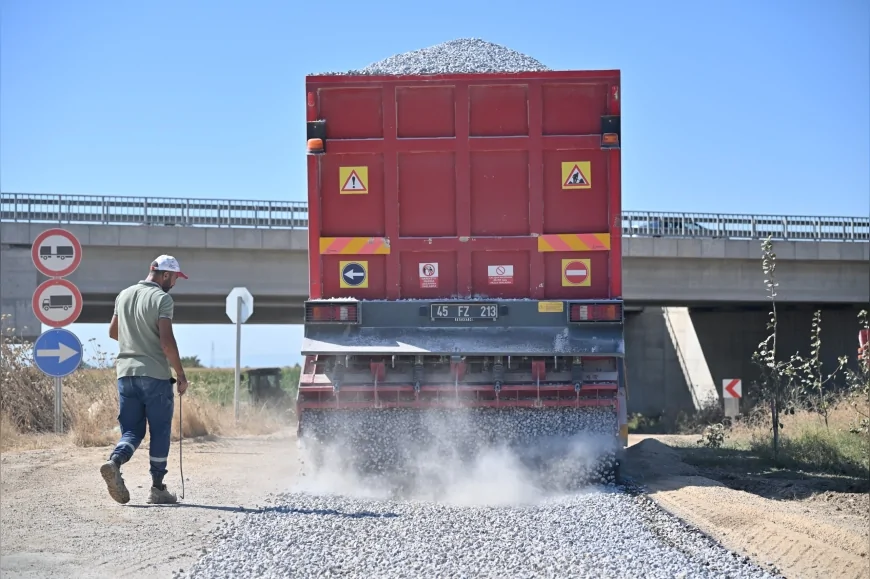Manisa Büyükşehir Belediyesi Turgutlu ile Saruhanlı arasında 15 kilometrelik yolu yeniliyor