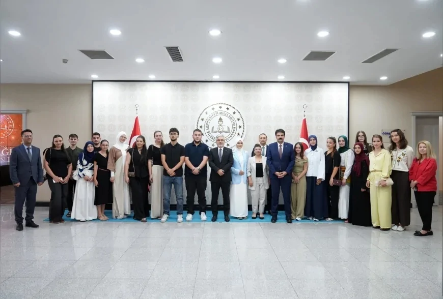 Millî Eğitim Bakan Yardımcısı Yelkenci, Novi Pazar Türk Kültür Merkezi öğrencilerini Bakanlıkta ağırladı