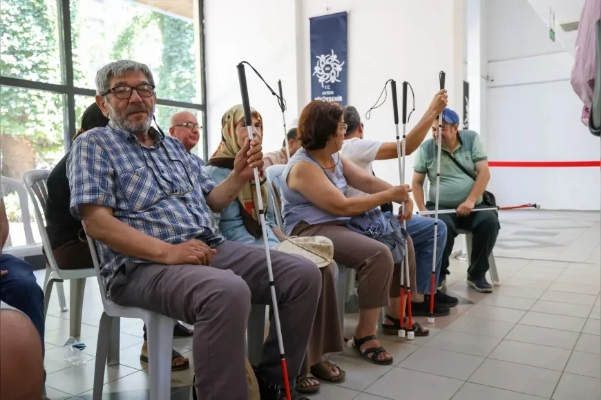 Aydın Büyükşehir Belediye Başkanı Özlem Çerçioğlu’ndan görme engelli vatandaşlara 500 beyaz baston desteği