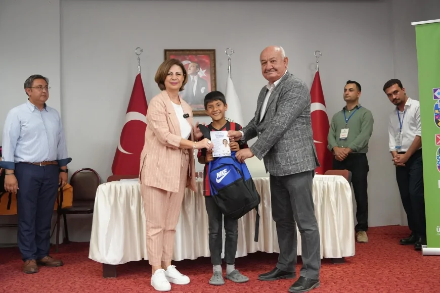 Eskişehir Büyükşehir Belediye Başkanı Ayşe Ünlüce kırtasiye setlerini Alpu’da çocuklara bizzat teslim etti
