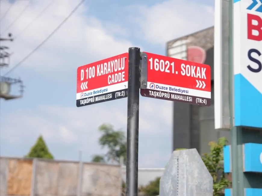 Düzce Belediyesi Taşköprü Mahallesi’nde 50 Sokak Tabelasının Montajına Başladı