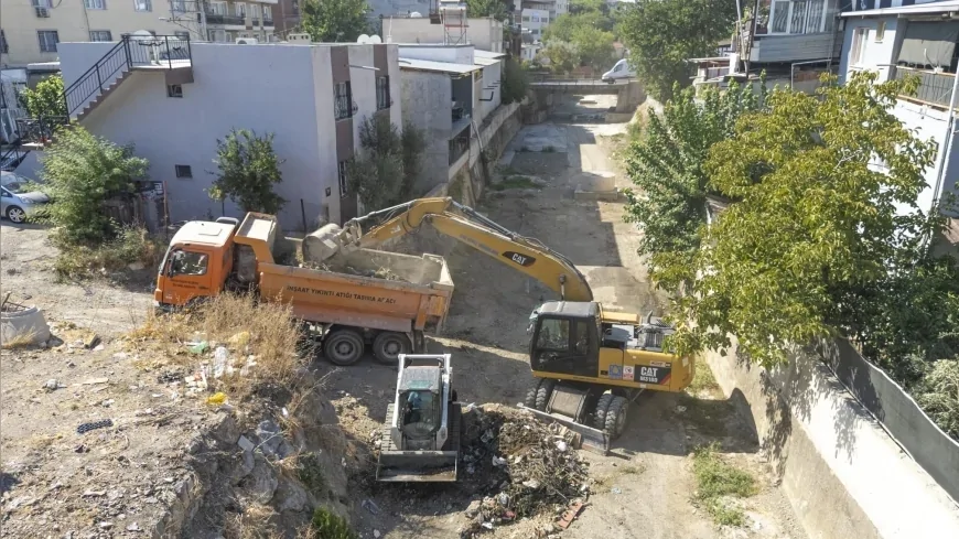 İzmir Büyükşehir Belediyesi derelerden 233 bin 584 ton atık çıkardı, Körfez’e ulaşan kirliliğe karşı duyarlılık çağrısı yaptı
