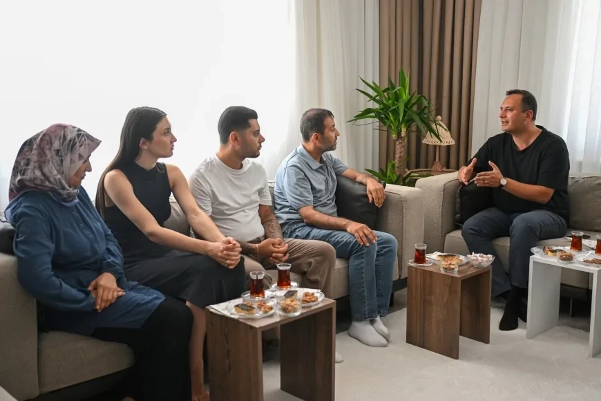Bornova Belediye Başkanı Ömer Eşki, Pençe-Kilit şehidi Hüseyin Cankaya’nın ailesini ziyaret etti