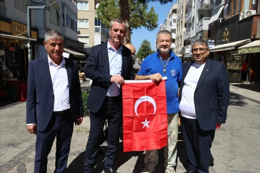 Buca Belediyesi Başkan Vekili Hüseyin Benzer: “Ay yıldızlı bayrağımız her iş yerinde dalgalansın”