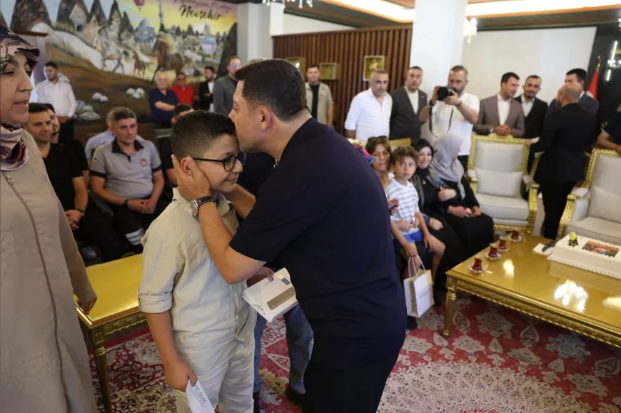 Nevşehir Belediye Başkanı Rasim Arı, 20 Bin Plastik Kapak Toplayan Mustafa Karakuş’u Tablet ile Ödüllendirdi