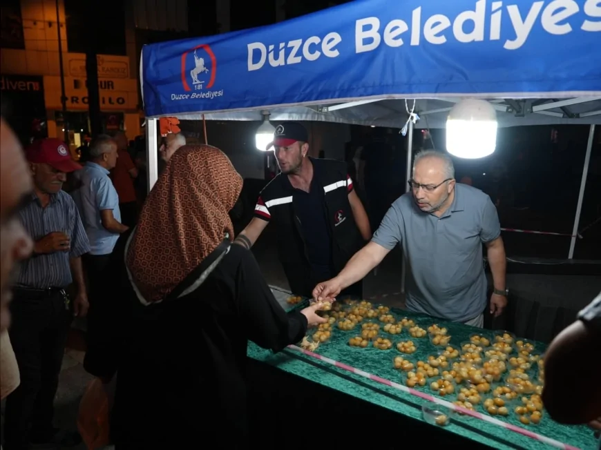 DÜZCE BELEDİYESİ MEVLİD KANDİLİ’NDE MERKEZ BÜYÜK CAMİ ÖNÜNDE VATANDAŞLARA LOKMA İKRAM ETTİ