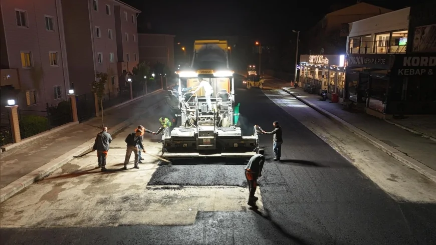 Eskişehir’de Büyükşehir ekipleri gece mesaisinde Vadişehir Nilüfer Caddesi’ni yeniliyor