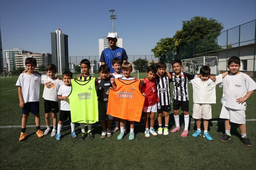 Çankaya Belediyesi ve Gençlerbirliği’nin Yaz Futbol Okulu’nda genç yetenekler sahaya çıktı