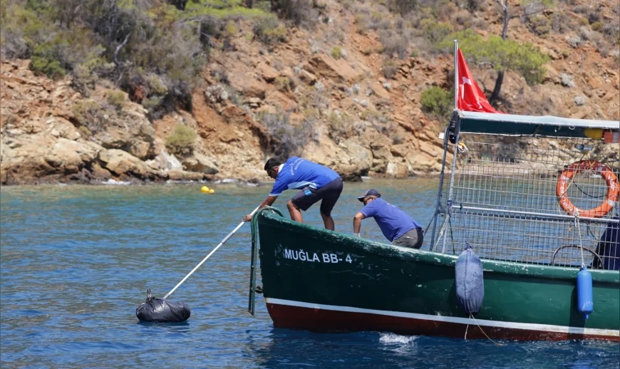 Muğla Büyükşehir Belediyesi ekipleri karadan ulaşılamayan koylardan 2026’da 10 ton çöp topladı