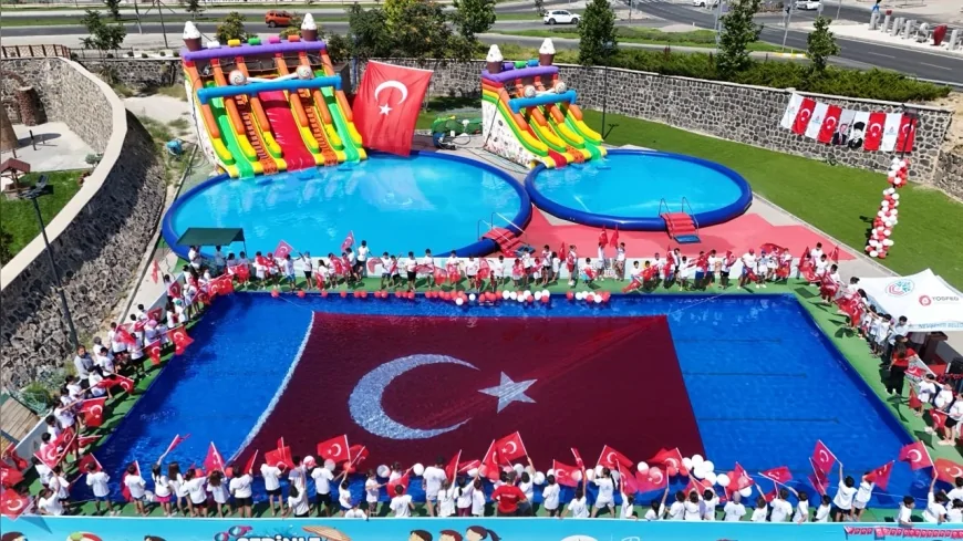 Nevşehir Belediyesi’nin 30 Ağustos Zafer Bayramı Şenliğinde Çocuklar Havuzda Bayram Coşkusu Yaşadı