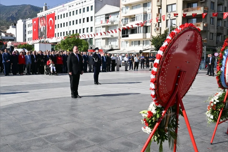 Manisa’da Büyük Zafer’in 104. yılı törenler, şehitlik ziyaretleri ve hayır programlarıyla kutlandı