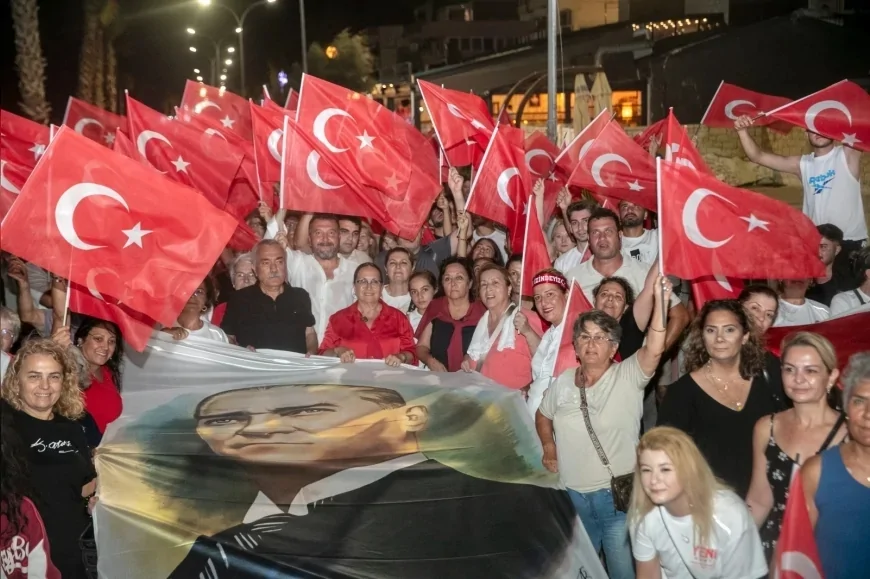 Güzelbahçe’de 30 Ağustos coşkusu: Zafer Korteji’nde Cumhuriyet ve bağımsızlık vurgusu öne çıktı
