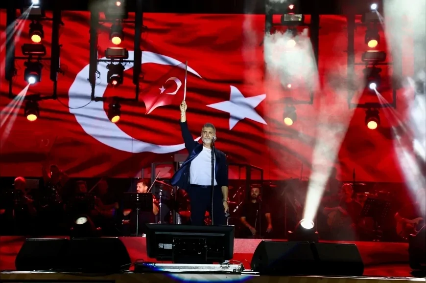 Aliağa’da 30 Ağustos Zafer Bayramı’nın 104. yılı kortej ve Özcan Deniz konseriyle kutlandı