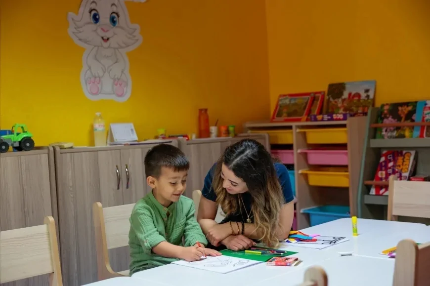 Konak Belediyesi’nin Saatlik Hizmeti Kemeraltı’nda Annelerin İşlerini Kolaylaştırıyor