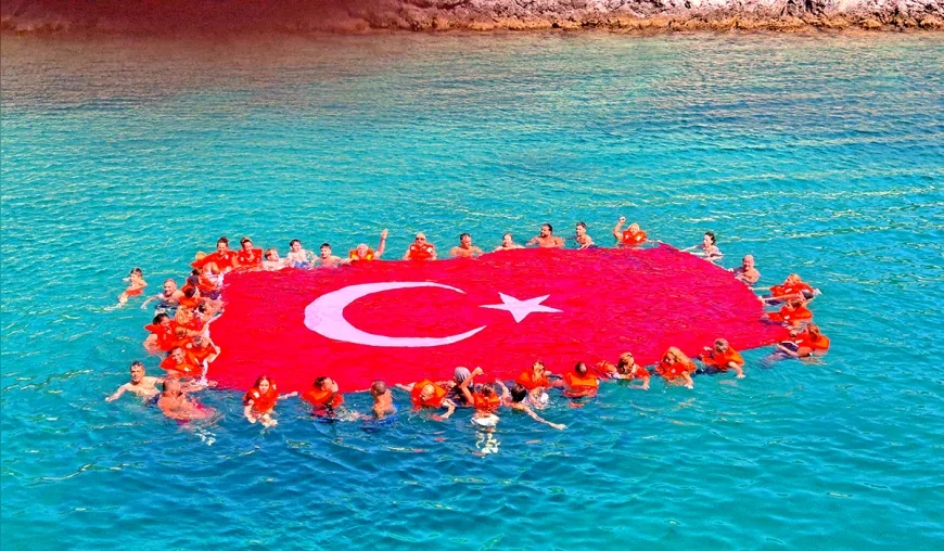 İzmirli sanatçı Hikmet Durmuş’un organizasyonunda Çeşme’de 120 kadın Türk bayrağını denizin üzerinde dalgalandırdı