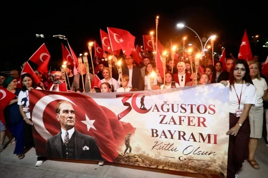 Menderes’te 30 Ağustos Zafer Bayramı binlerce kişinin katıldığı etkinliklerle kutlandı