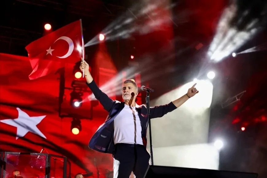 Aliağa Sanat Günleri 30 Ağustos’ta Özcan Deniz konseriyle tamamlandı, bir ay boyunca sanat ve eğlence buluştu