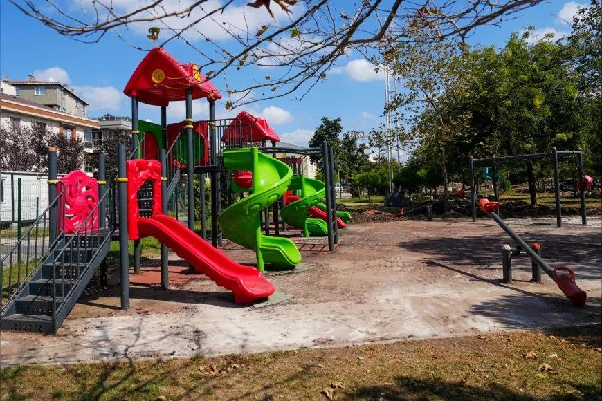 Maltepe’de Narlı Parkı ve Cumhuriyet Parkı kapsamlı yenileme çalışmalarıyla modernize ediliyor