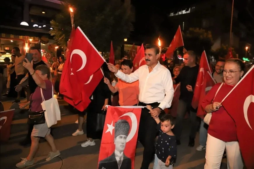 Dikili’de 30 Ağustos coşkusu meydanlara taştı, binlerce vatandaş meşaleli yürüyüşte buluştu