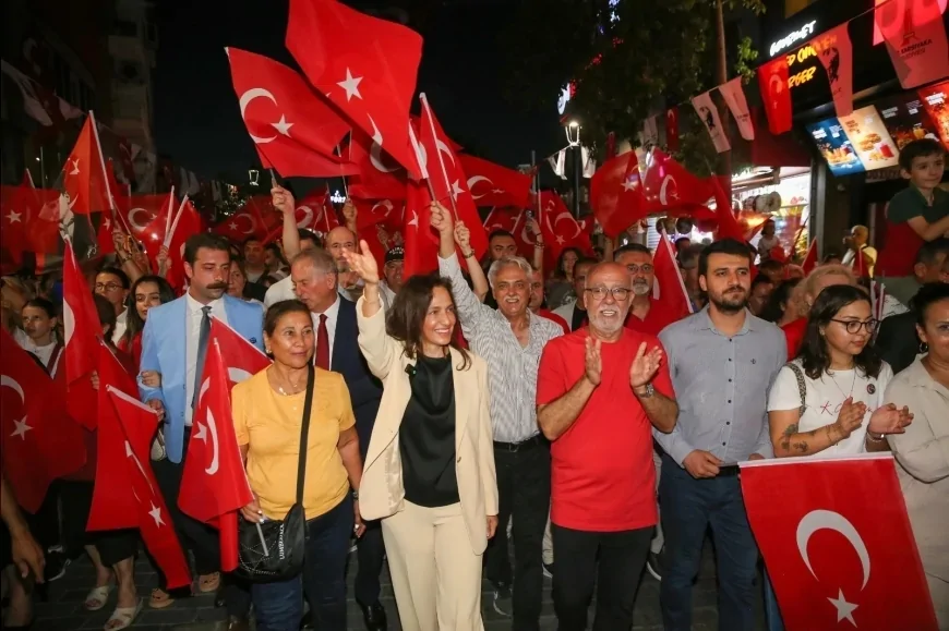 Karşıyaka Çarşısı 30 Ağustos Zafer Bayramı’nda binlerce kişinin katıldığı fener alayıyla gelincik tarlasına dönüştü