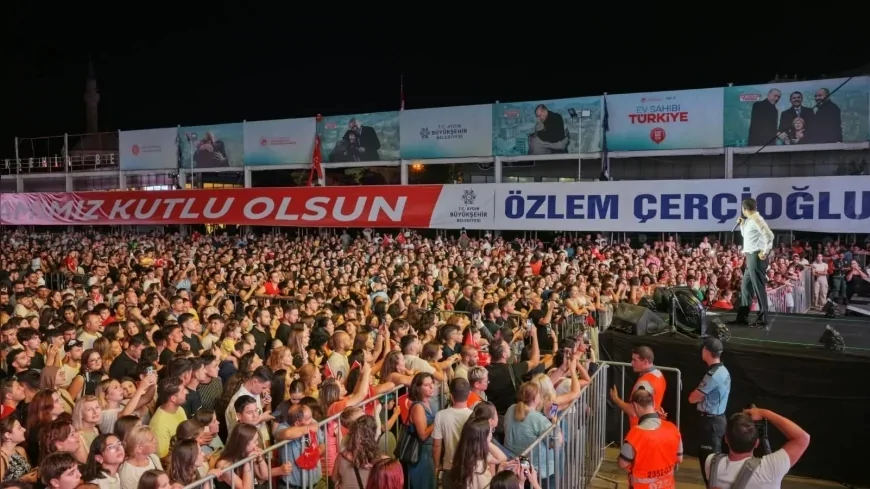 Aydın Büyükşehir Belediye Başkanı Özlem Çerçioğlu, 30 Ağustos Zafer Bayramı’nı on binlerce Aydınlının katıldığı coşkulu kutlamalarla taçlandırdı