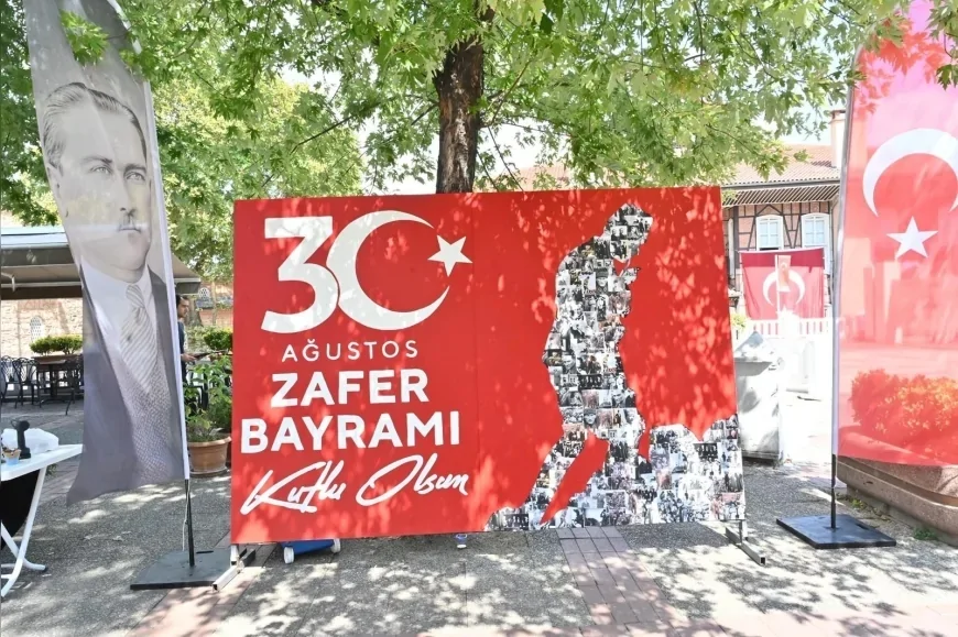 Bursa’da Bursalıların fotoğraflarıyla Atatürk portresi oluşturuldu, Zafer Bayramı’nın birlik ruhu meydana taşındı