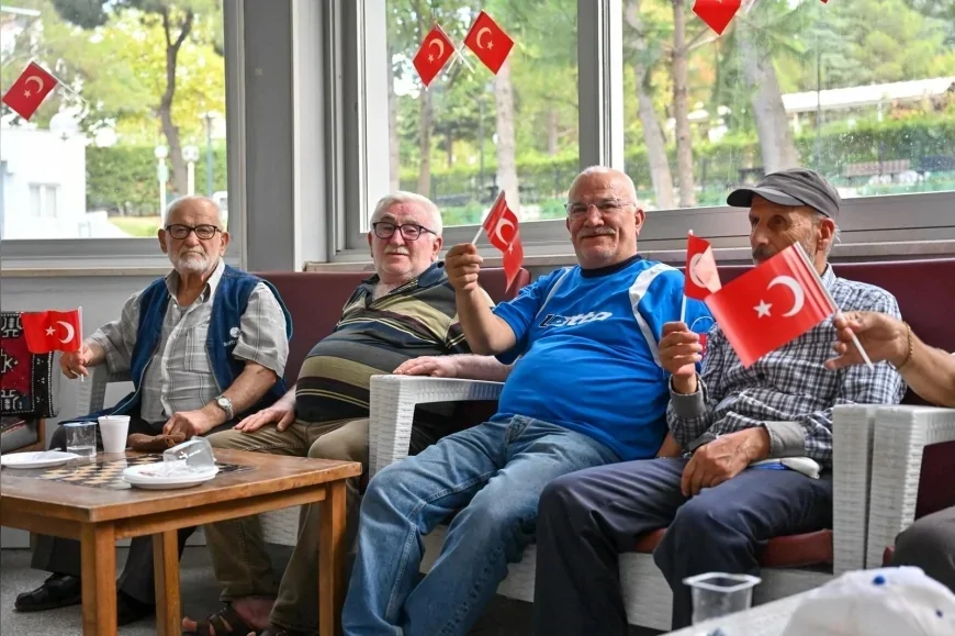 Bursa Büyükşehir Belediyesi huzurevi sakinleriyle 30 Ağustos Zafer Bayramı coşkusunu yaşadı