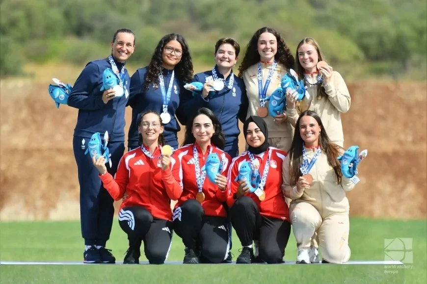 İzmir Büyükşehir Belediyesi Spor Kulübü’nün milli okçusu Dünya Yenihayat, Akdeniz Oyunları’ndan iki madalyayla döndü