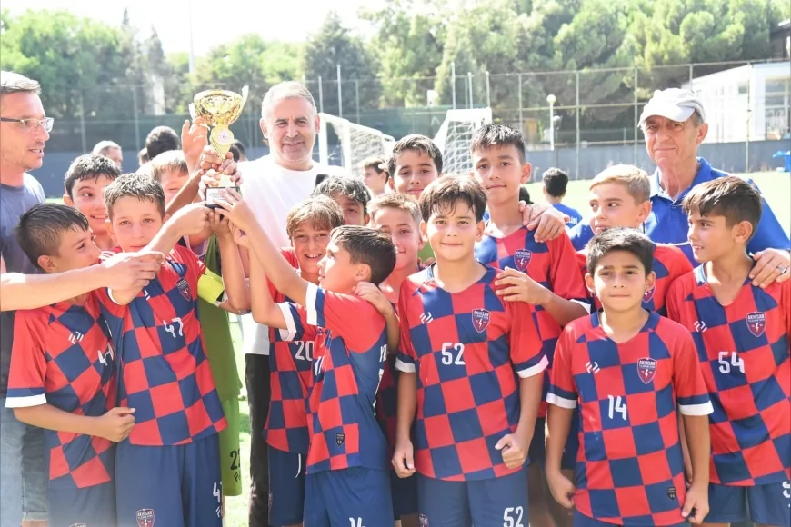 Yunusemre’de 30 Ağustos Zafer Bayramı’na özel futbol turnuvasında şampiyon Akhisar Yıldırımspor oldu