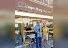 Gazeteci-yazar Yaşar Aksoy, Alaçatı’da kendi adını taşıyan Kitap Kafe’yi ilk kez ziyaret etti