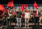 Bornova’da 9 Eylül coşkusu Büyükpark’ı sardı, Atatürk’ün sevdiği şarkılar binlerce kişiyle seslendirildi