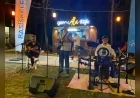 Başiskele’de genç müzisyenler pazar akşamlarında Türk müziğinin sevilen eserlerini sahneye taşıyor