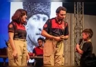 İzmir İtfaiyesi 95. İzmir Enternasyonal Fuarı’nda çocuklara yangın ve depremde doğru davranışı sahnede anlattı