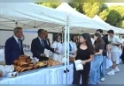 Ege Üniversitesi Rektörü Prof. Dr. Musa Alcı öğrencileri boyoz, simit ve çayla karşıladı