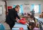 Efeler Belediye Başkanı Anıl Yetişkin, yeni eğitim yılının ilk gününde minik öğrencilerle aynı sırada buluştu