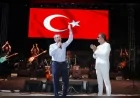 Çelik, Ayvalık’ın kurtuluşunun 104. yıl dönümü kutlamalarında 5 bin kişiye konser verdi