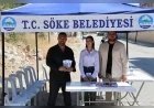 Söke’de üniversiteli gençler dayanışma standında kent yaşamına ilişkin bilgilerle karşılanıyor
