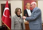Odunpazarı Belediye Başkanı Kazım Kurt, Yeni Parti’ye katılan Av. Vahide Kaya Saylan’ı tebrik etti