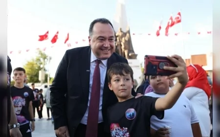 Manisa Büyükşehir Belediye Başkanı Besim Dutlulu Zafer Bayramı’nda çocukların sevincine ortak oldu