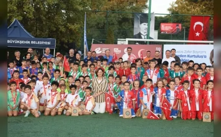 Eskişehir Büyükşehir Belediye Başkanı Ayşe Ünlüce: “Çocuklarımızın sporla, dostlukla ve takım ruhuyla büyüdüğünü görmek mutluluğumuzu artırdı”