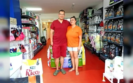 ÇEŞME PET SHOP VE PET KUAFÖRDEN SOKAK HAYVANLARINA ÜCRETSİZ EĞİTİM VE SAHİPLENDİRME DESTEĞİ