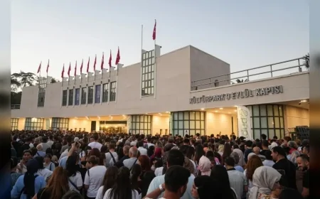 İzmir Enternasyonal Fuarı’nda kahkaha ve tiyatro buluşması: Açıkhava’da yedi gün sahne heyecanı