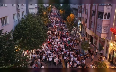 Eskişehir’de Uluslararası Porsuk Festivali binlerce kişinin katıldığı kortejle başladı