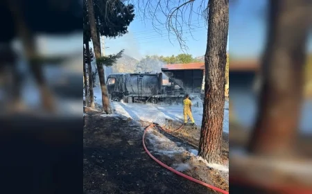 Dalaman Belediyesi’nin Asfalt Kaplama Aracı Seyir Halindeyken Çıkan Yangında Kullanılamaz Hale Geldi