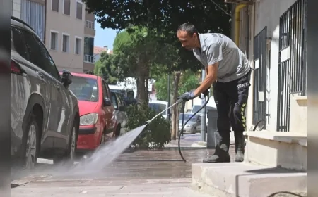 Manisa’da Vatandaşların Talebi Karşılık Buldu, Ulutepe Caddesi’nde Kapsamlı Temizlik Yapıldı