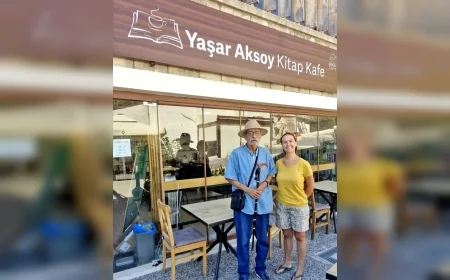 Gazeteci-yazar Yaşar Aksoy, Alaçatı’da kendi adını taşıyan Kitap Kafe’yi ilk kez ziyaret etti